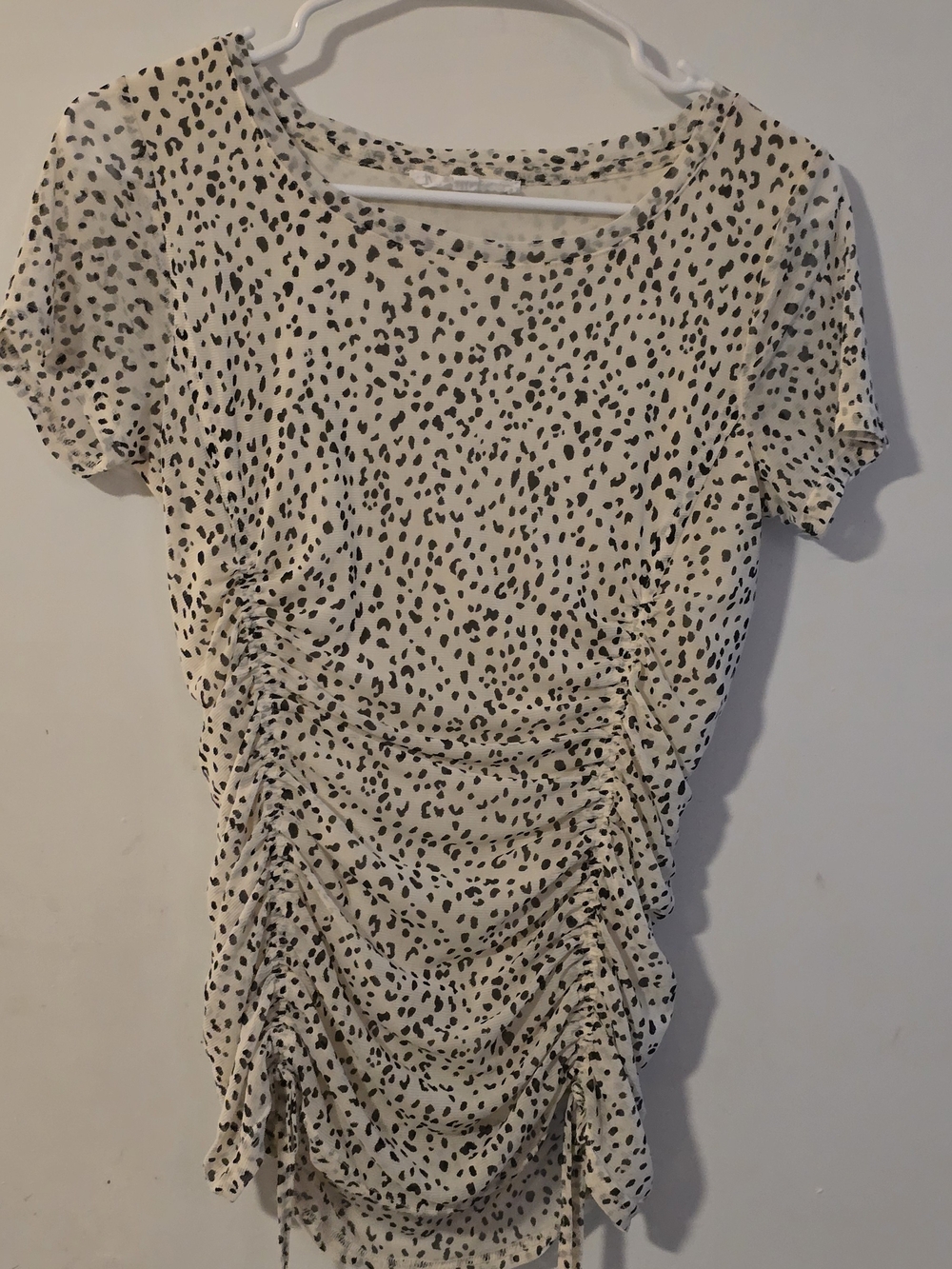 Jane and Delancey Cream Short-Sleeve Ruched Spot Tee